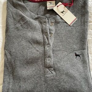 Black dog thermal top